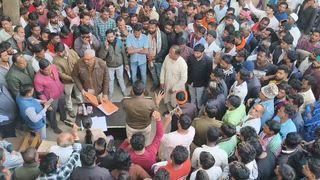 यह विदिशा की सिटी कोतवाली जहां हो रही है पुरानी दोपहिया गाड़ियों की नीलामी देखिए आप किस तरह का आलम यहां हुआ सिटी कोतवाली में भारी संख्या में लोगों की भीड़ लग गई मानो ऐसा की सिटी कोतवाली में कोई मेला लगा हो