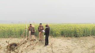 बदायूं ब्रेकिंग..
सरसों के खेत में मिला अज्ञात शव
सूचना पर पहुंची पुलिस जांच में जुटी 
सड़क किनारे कबाड़ भरा रिक्शा भी खड़ा मिला 
शव की शिनाख्त कराने में जुटी पुलिस 
हत्या कर शव फेंकें जाने की आशंका 
जरीफनगर थाना क्षेत्र के दांदरा गांव के समीप का मामला