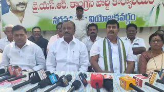 మెడికల్ కాలేజీల ప్రైవేటీకరణపై వైఎస్సార్‌సీపీ పోరు ఉధృతం
ప్రభుత్వ మెడికల్ కళాశాలలను ప్రైవేటు పరం చేయడాన్ని వ్యతిరేకిస్తూ వైఎస్సార్‌సీపీ చేపట్టిన కోటి సంతకాల సేకరణ ఉద్యమం తుది దశకు చేరుకుంది. ఈ పోరాటంలో భాగంగా, శ్రీకాకుళం జిల్లాలోని నరసన్నపేట నియోజకవర్గం నుంచి ఏకంగా 59,000 సంతకాలను సేకరించినట్లు పార్టీ వర్గాలు వెల్లడించాయి. జిల్లా పార్టీ అధ్యక్షుడు ధర్మాన కృష్ణదాస్, జిల్లా పరిశీలకుడు కుంబా రవిబాబు నేతృత్వంలో మంగళవారం నరసన్నపేట, ఆమదాల వలస, శ్రీకాకుళం నియోజకవర్గాల్లో పెద్ద ఎత్తున సంతకాల సేకరణ కార్యక్రమం నిర్వహించారు. సంతకాలు సేకరించిన కాగితాలను భద్రపరిచే ఈ సందర్భంగా ప్రదర్శించారు.  ఈ కార్యక్రమంలో కార్యకర్తలు ఉత్సాహంగా పాల్గొని నిరసనను తెలియజేశారు. ఈ సందర్భంగా కృష్ణదాస్ మాట్లాడుతూ... ప్రభుత్వ మెడికల్ కాలేజీల ప్రైవేటీకరణపై వెనక్కి తగ్గేది లేదని స్పష్టం చేస్తూ, ధాన్యం కొనుగోలు కేంద్రాలను వెంటనే ప్రారంభించి రైతును ఆదుకోవాలని, అలాగే 'సూపర్ సిక్స్' హామీలు, ఉద్యోగుల బకాయిలను విడుదల చేయాలని ప్రభుత్వాన్ని డిమాండ్ చేశారు.
సేకరించిన సంతకాల పత్రాలను జిల్లా కేంద్రాల నుండి పార్టీ కేంద్ర కార్యాలయానికి పంపించే కార్యక్రమాన్ని 15వ తేదీన పెద్ద ఎత్తున ర్యాలీ నిర్వహించి చేపట్టాలని నిర్ణయించారు. ఈ సందర్భంగా జిల్లా కేంద్రంలోని పార్టీ కార్యాలయం నుండి జరగబోయే కార్యక్రమాలను జయప్రదం చేయాలని కృష్ణదాస్ కార్యకర్తలకు పిలుపునిచ్చారు. అనంతరం, గౌరవ పార్టీ అధ్యక్షులు శ్రీ వైయస్‌ జగన్‌ మోహన్‌ రెడ్డి గారి నేతృత్వంలో ఈ కోటి సంతకాల పత్రాలను ఈ నెల 17వ తేదీన సాయంత్రం 4 గంటలకు గవర్నర్‌ గారికి అందజేయడం జరుగుతుందని తెలిపారు. అలాగే వై ఎస్ భారతి రెడ్డి గారి జన్మదిన సందర్భంగా పార్టీ కార్యాలయంలో మహిళా నాయకుల ఆధ్వర్యంలో కేకును  కట్ చేశారు .