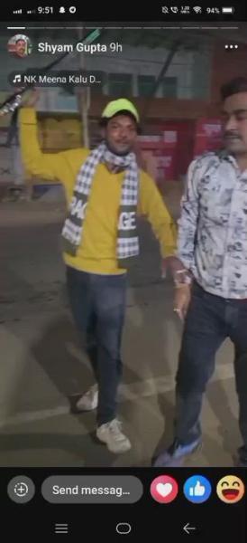 मैनपुरी : नशे की हालत में असलहे का प्रदर्शन
➡ सरेआम असलहा लहराते वीडियो वायरल
➡ थाना बेवर के चौकी नवीगंज का मामला
#Mainpuri  #ViralVideo @mainpuripolice