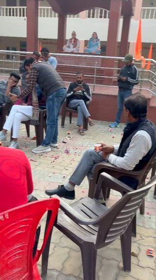 कानपुर देहात: ब्लॉक प्रमुख ऋषि सिंह का जन्मदिन उत्साहपूर्वक मनाया गया
​कंचौसी (कानपुर देहात)।
​कानपुर देहात की जिला पंचायत अध्यक्ष नीरज रानी के पुत्र और सहर से ब्लॉक प्रमुख, युवा भाजपा नेता ऋषि सिंह का जन्मदिन आज उनके पैतृक आवास कंचौसी में कार्यकर्ताओं द्वारा बड़े उत्साह के साथ मनाया गया।
​युवा कार्यकर्ताओं ने एकजुट होकर अपने नेता को जन्मदिन की बधाई दी और उनके दीर्घायु जीवन की कामना की। इस अवसर पर युवा कार्यकर्ताओं में सानू प्रताप सिंह, आशुतोष तिवारी, प्रियम शुक्ला, ऋषभ शुक्ला, धर्म यादव, रजनीश कटिहार, यश कटिहार, गोलू यादव, देवो ठाकुर, और वीरू ठाकुर सहित कई अन्य युवा मौजूद रहे।
​सभी युवा कार्यकर्ताओं ने मिलकर केक काटा और एक-दूसरे का मुंह मीठा कर खुशी जाहिर की। ब्लॉक प्रमुख ऋषि सिंह ने सभी कार्यकर्ताओं का आभार व्यक्त किया और उनके द्वारा दिए गए प्यार और सम्मान के लिए धन्यवाद कहा।