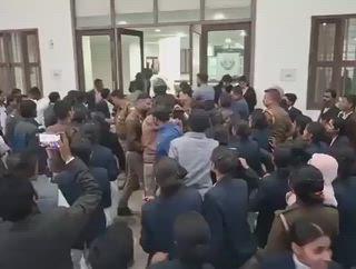 थानाध्यक्ष संदीप शुक्ला दौड़कर आए, छात्र पर झपटे, धक्का-मुक्की करते हुए उसे हॉल में घसीटा… और फिर पिटाई शुरू कर दी..! वीडियो में खाकी का यह टशन किसी एक्शन फिल्म से कम नहीं दिख रहा। दरअसल छात्रा ने मेडिकल सुपरिटेंडेंट पर चिकित्सा कक्ष में बुलाकर “Bad Touch” का गंभीर आरोप लगाया था..! जिसके बाद छात्र और अभिभावक कार्रवाई की मांग कर रहे हैं। लेकिन अब पीड़िता के चाचा राहुल राजपूत को खाकी ने पीट दिया। उन्नाव के SRMS मेडिकल कॉलेज की घटना..!

#uppolice #students #crime @unnaopolice  #प्रदर्शन #breaking #latestnews
