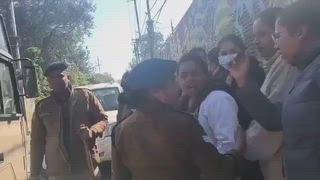 *नौकरी के लिए प्रदर्शन कर रही महिला अभ्यर्थी को पुलिस कांस्टेबल ने थप्पड़ जड़ा,* 
फिर हंगामा हो गया।
बाक़ी जो हुआ आप वीडियो में देख सकते है। 
मामला देहरादून का है, नर्सिंग स्टाफ की भर्ती के लिए महिलाए सीएम आवास कूच कर रही थी तभी ये घटनाक्रम हुआ