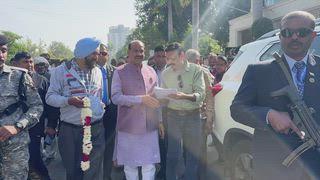 एक दिवसीय प्रवास के लिए कोटा आए लोकसभा अध्यक्ष ओम बिरला ने रविवार को शक्ति नगर स्थित कार्यालय पर क्षेत्रवासियों से भेंट की। इस दौरान उन्होंने उनकी समस्याएं और सुझाव सुने तथा संबंधित अधिकारियों को निराकरण के लिए निर्देशित किया। कई सामाजिक संस्थाओ, संगठन व कार्यकर्ताओं ने स्पीकर बिरला को जन्मदिवस की बधाई भी दी। स्पीकर बिरला ने 4 दिसम्बर को कोटा-बून्दी में रिकॉर्ड रक्तदान करने वाले सभी रक्तदाताओं का आभार जताया। बिरला ने दिव्यांगजनों को मोटराइज्ड ट्राइसाइकिल भेंट की। उन्होंने कहा कि हमारे दिव्यांगजन आत्मनिर्भर बनें और उन्हें हर आवश्यक सुविधा उपलब्ध हो, इसके लिए हम निरंतर कार्य कर रहे हैं। ईश्वर उन्हें वह सामर्थ्य दें, जिससे वे हर चुनौती को पार कर आत्मविश्वास के साथ जीवन जी सकें।
-- मीडिया हाउस राजस्थान न्यूज़ एजेंसी/ स्पेशल रिपोर्ट (रवि सामरिया)