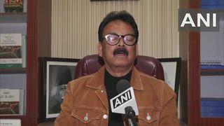 *राहुल गांधी के मांगों पर अमित शाह ने संसद में नहीं दिया जवाब----- सुखदेव भगत* 
लोहरदगा लोकसभा के माननीय सांसद के श्री सुखदेव भगत ने कहा कि कांग्रेस पार्टी रामलीला मैदान दिल्ली में वोट चोर गद्दी छोड़ो रैली कर रही है। आदरणीय राहुल गांधी ने चुनाव में कैसे सुधार होगा उसके संदर्भ में अनेक सुझाव दिए थे जैसे चुनाव में कम से कम एक महीने पहले मशीन रीडेबल वोटर लिस्ट सार्वजनिक हो, सीसीटीवी फुटेज मिटाने वाला कानून तुरंत वापस लिया जाए, विपक्ष को ईवीएम तक पहुंच मिले और उसका आर्किटेक्चर सार्वजनिक किया जाए, चुनाव आयुक्त को सजा से बचाने वाला कानून बदल जाए ताकि उनकी मनमानी पर लगाम लगाई जाए लेकिन संसद में केंद्रीय गृह मंत्री अमित शाह ने इस मुद्दे पर कोई जवाब नहीं दिया। यह दुख की बात है कि भारत का चुनाव आयोग निष्पक्ष नहीं है,चुनाव आयोग भाजपा के इशारे पर काम कर रही है।कांग्रेस पार्टी लोकतांत्रिक मूल्यों पर विश्वास करती है।