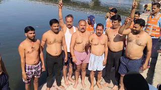 विदिशा में धरने पर बैठे पार्षदों ने आज  जल सत्याग्रह आंदोलन कर अपना प्रदर्शन कर विकास की मांग की