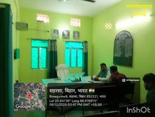 📢 सौर बाजार मनरेगा कार्यालय में कार्यक्रम पदाधिकारी नदारद, लाभुक परेशान★ 
✍️ जन: संवाददाता प्रतिनिधि, बिहार 
📍सहरसा अनुमंडल के प्रखंड सौर बाजार के मनरेगा कार्यालय में कार्यक्रम पदाधिकारी के नियमित रूप से अनुपस्थित रहने की शिकायतें सामने आई हैं। कार्यालय में कार्य करवाने पहुँचे लाभुकों और मजदूरों ने बताया कि वे कई दिनों से अधिकारी के इंतज़ार में बार-बार चक्कर काट रहे हैं, परन्तु उनका कार्य नहीं हो पा रहा है। कार्यालय में अधिकारी की अनुपस्थिति के कारण मजदूरी भुगतान, जॉब कार्ड से जुड़ी प्रक्रियाएँ, मस्टररोल से संबंधित सत्यापन, और विभिन्न योजनाओं की प्रगति रिपोर्ट
जैसे आवश्यक कार्य प्रभावित हो रहे हैं। स्थानीय लोगों का आरोप है कि संबंधित अधिकारी क्षेत्र में स्वयं को “एक उपमुख्यमंत्री का संबंधी” बताते हुए प्रभाव का दावा करते हैं। इससे ग्रामीणों में नाराज़गी बढ़ती जा रही है। कई लोगों का कहना है कि मनरेगा जैसी महत्त्वपूर्ण योजना में अधिकारी की नियमित उपस्थिति व जवाबदेही अनिवार्य है, ताकि गरीब मजदूरों को समय पर लाभ मिल सके। इधर, ग्रामीणों ने जिला प्रशासन से मामले में हस्तक्षेप कर कार्यालय व्यवस्था को दुरुस्त करने तथा लंबित कार्यों के जल्द निपटारे की मांग की है।
---
🏛️ ADVOCATE OF JSD COUNCIL (N.P.O.)
◆ जन ❤️ Save the Democracy (JSD) 🇮🇳
📧 advofjsd@gmail.com
📞 +91 95340 00333