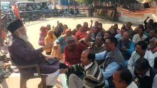 300 वे दिन भी जोश ओर आक्रोश के साथ सीटू के लाल झडे के नैतृत्व मे सरकार से बकाया वेतन भुगतान की मांग को लेकर जिला कलेक्ट्रेट के सामने जे के मजदूरो का अनिश्चित कालीन धरना जारी रहा।
कोटा, 14 दिसम्बर 2025  जिला कलेक्ट्रेट के सामने 18 फ़रवरी 2025 से जे के फैक्ट्री के सैकड़ो मजदूर ओर महिलाए जे के सिंथेटिक की तीनो मजदूर यूनियनों का मजदूर नेताओं का. हबीब खान, का. उमाशंकर, का. नरेंद्रसिंह के नैतृत्व मे अपनी मेहनत का बकाया वेतन जो जे के फैक्ट्री तरफ 28 साल से बकाया है उसका भुगतान सरकार से करवाने की मांग को लेकर कोटा न्यायाधीश के सामने अनिश्चित कालीन धरने पर बैठे हुए धरने को आज चलते हुए 300पुरे हो चुके सरकार ने फैक्ट्री की करोड़ो रुपयों की जमीन को मजदूरो का बकाया वेतन अपनी जिम्मेदारी पर भुगतान करने की शर्त पर जून माह की 24 तारीख को अपने कब्जे लेकर अधिग्रहण भी कर लिया लेकिन अभी सरकार ने मजदूरो का बकाया वेतन भुगतान नहीं किया है जिससे जे के मजदूरो ओर सीटू के सदस्यों के सब्र का बांध टूटतजा रहा है अब जे के मजदूर सरकार की वादा खिलाफ़ी केविरोध मे उग्र आंदोलन करने की तैयारी मे जुट गए है कभी स्थानीय जनप्रतिनिधियों ओर प्रशासन का सड़को पर घेराव कर सकते है यह जानकारी धरना स्थल से देते हुए का. अली मोहम्मद ने मिडिया प्रभारी दी उन्होंने कहा धरने मे उपस्थित मजदूरो महिलाओ ओर सीटू के सदस्यों से का. उमाशंकर, का. हबीब खान का. नरेंद्रसिंह ने अपील करते हुए कहा की सरकार बकाया वेतन भुगतान मे जमीन अधिग्रहण करने बाद भी देरी कर रही है उसके पीछे कही ना कही स्थानीय जनप्रतिनिधि भूमाफियाओ ओर आराफ़ात के इशारे पर काम कर रहे हमें शांति प्रिय तरिके से जनप्रतिनिधियों ओर प्रशासन को समझाने की कोशिश बहुत कर अब धरने को उग्र रूप देने का समय आ गया हैसरकार ने हमारे सामने करो या मरो वाली स्थिति पैदा कर रखी हम बिना बकाया वेतन के मरने वाले नहीं सरकार सेअपनी मेहनत का पैसा लेके रहेंगे अब हमें जनप्रतिनिधि के खिलाफ मोर्चा शुरू करना पड़ेगा  कल सीटू के झण्डा दिवस कार्यक्रम के अवसर पर हम रैली निकाल कर सरकार के नये मजदूर विरोधी लेबर कोड चारो श्रम सहिताओंके विरोध मे रैली निकाल कर सरकार से चारो श्रम सहिताओं को रद्द कराने के लिए श्रम सहिताओं की प्रतिया जिला कलेक्ट्रेट के गैट सामने जलाकर विरोध प्रदर्शन करेंगेसोमवार को सभी साथी अपने अपने घरो पर सीटू का झण्डा पहनाएंगे। का. हबीब खान ने प्रशासन को चेतावनी देते हुए कहा की जल्द से जल्द जे के फैक्ट्री तमाम 4200 मजदूरो का बकाया वेतन जो 500 करोड़ रुपयों से अधिक बनता है सरकार से भुगतान करवाया जाये कही ऐसा ना की आपके ओर हमारे बीच टकराव की स्थिति पैदा ना हो अगर ऐसा हुआ तो सम्पूर्ण जिम्मेदारी आपकी होंगी।
का. अली मोहम्मद ने धरने मे उपस्थित मजदूरों को जानकारी देते हुए बताया की जयपुर हो रहे  तीन दिवसीय सीटू के 18 वे राज्य सम्मेलन मे हमारे जिले से चार डेलीकेट साथी का. हबीब खान, का. उमाशंकर, का. नरेंद्रसिंह ओर निर्माण यूनियन से का. मुरारीलाल बैरवा इटावा  राज्य सम्मेलन मे भाग लेगे।इनके अलावा आर एम एस यू के साथी भी शामिल होंगे।
का. महावीर प्रसाद ने धरने मे उपस्थित जे के मजदूरों ओर महिलाओ की उपस्थिति के बारे मे जानकारी देते हुए बताया की 300 वे दिन धरने पर यूनियन के रजिस्टर मे 613 मजदूरों ने अपनी उपस्थिति दर्ज  कराई जिसमे सैकड़ो महिलाए भी शामिल है।
300 वे दिन धरने को का. सतीश चंद त्रिवेदी, का. कालीचरण सोनी, का. लटूरलाल, का. मदन मोहनशर्मा, का. केदार जोशी का. हनुमान सिंह, का. गोपाल शर्मा, महिला मजदूर रेशमा देवी, कैलाशी बाई, रहीसा बानो, निर्मला बाई, आदि ने भी सम्बोधित किया सभी ने प्रशासन ओर सरकार के मजदूर विरोधी रवैये के खिलाफ अपना आक्रोश जताते हुए जोरदार नारेबाजी करते हुए जल्द से जल्द बकाया वेतन भुगतान करवाने की मांग की।इस दौरान धरने मे सैकड़ो की संख्या मे महिलाए ओर जे के मजदूरों के साथ सीटू के कार्यकर्ता  सरकार से बकाया वेतन भुगतान के धरने मे डट कर संघर्ष कर रहे है।
धरने का संचालन का. अशोकसिँह ने किया।