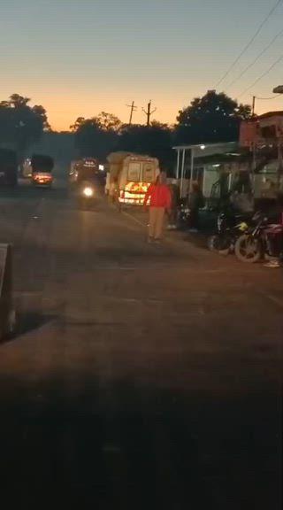 घुनघुटी में आधी रात भीषण सड़क हादसा,ट्रक में फँसा है चालक
पाली थाना अंतर्गत घुनघुटी में रविवार- सोमवार की दरमियानी रात लगभग 3 बजे एक दिल दहला देने वाला सड़क हादसा हुआ।हादसा इतना भयावह था कि एक ट्रक का चालक केबिन में बुरी तरह फँस गया और कई घंटों की मशक्कत के बाद भी उसे बाहर नहीं निकाला जा सका।जानकारी के अनुसार दुर्घटनाग्रस्त ट्रक में गिट्टी लोड है और वह उत्तर प्रदेश से बुढ़ार की ओर जा रहा था। इसी दौरान तेज रफ्तार ट्रक ने सड़क किनारे खड़े दूसरे ट्रक को जोरदार टक्कर मार दी,जिससे आगे वाला ट्रक आधा दब गया और चालक केबिन में बुरी तरह फँस गया।हादसे का शोर सुनते ही आसपास के लोग मौके पर जमा हुए और तुरंत पुलिस को सूचना दी।सूचना मिलते ही पाली थाना पुलिस मौके पर पहुँची और रातभर जेसीबी सहित अन्य उपकरणों की मदद से चालक को निकालने का प्रयास करती रही, लेकिन अब तक सफलता नहीं मिल पाई है। प्राप्त जानकारी के अनुसार दुर्घटनाग्रस्त ट्रक का चालक अर्जुन यादव, निवासी जिला मिर्जापुर,उत्तर प्रदेश बताया जा रहा है,जो हादसे के बाद से ही केबिन में फँसा हुआ है।स्थिति की गंभीरता को देखते हुए पुलिस प्रशासन अब क्रेन एवं भारी मशीनरी की मदद से राहत कार्य तेज करने की तैयारी में है।मौके पर पुलिस बल एवम 108 एम्बुलेंस तैनात है और बचाव दल लगातार कोशिश कर रहा है कि घायल चालक को जल्द से जल्द बाहर निकालकर अस्पताल पहुँचाया जा सके।