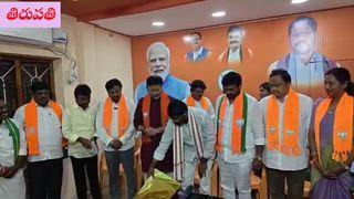 తిరుపతి బిజెపి జిల్లా పార్టీ ఆఫీసులో మాజీ ప్రధాని అటల్ బిహారీ వాజ్ పేయి గారి విగ్రహ ఏర్పాటు గోడపత్రిక ఆవిష్కరించిన బిజెపి నాయకులు.ఈ కార్యక్రమంలో రాష్ట్ర అధికార ప్రతినిధి జల్లి మధుసూదన్, తిరుమల తిరుపతి దేవస్థానం బోర్డు మెంబర్ భాను ప్రకాష్ రెడ్డి, రాష్ట్ర ఉపాధ్యక్షులు కోల ఆనంద్, తిరుపతి జిల్లా అధ్యక్షులు సామంచి శ్రీనివాస్, మీడియా ప్యానలిస్ట్ గాలి పుష్పలత మరియు జిల్లా నాయకులు మండల నాయకులు కార్యకర్తలు పాల్గొన్నారు.