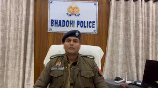 एएनटीएफ ऑपरेशनल यूनिट लखनऊ/यूनिट कानपुर एवं थाना सुरियावां की संयुक्त पुलिस टीम द्वारा अवैध मादक पदार्थों की तस्करी करने वाले 01 सक्रिय तस्कर को गिरफ्तार कर, कब्जे से 01.010 किलोग्राम अवैध मतिभ्रमकारी उत्तेजक दवा एमडीएमए (जिसकी अनुमानित कीमत लगभग 01 करोड़ रूपये), 02 अदद लेबोरेट्री रिएजेन्ट कांच की बोतल, 02 अदद इलेक्ट्रॉनिक वजन मशीन, 01 अदद एन्ड्राएड मोबाइल फोन किया गया बरामद।*
उक्त गिरफ्तारी/बरामदगी से सम्बन्धित श्री शुभम अग्रवाल, अपर पुलिस अधीक्षक भदोही की बाइट