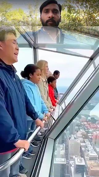 दिवार गिरते ही चिल्लाते लोग