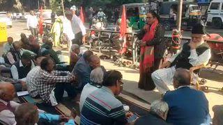 कोटा 6दिसम्बर /292 दिन भी बकाया वेतन की मांग को लेकर जे के मजदूरों का अनिश्चित कालीन धरना जिला कलेक्ट्रेट के सामने जारी रहा।
धरने मे सैकड़ो की संख्या मे जे के मजदूर ओर महिलाए उपस्थित रही।
धरने को मजदूर नेता का. हबीब खान, का. उमाशंकर, का. नरेंद्रसिंह का. पुष्पा खींची, ने सम्बोधित किया।
धरने का संचालन का. हनुमान सिँह ने किया।