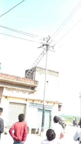 संभल में बिजली के खंभे पर काम करते हुए एक लाइनमैन हाईवोल्टेज तार से चिपक गया। करीब 20 मिनट तक वह 20 फुट ऊंचे खंभे पर झूलता रहा। हाथ-पैर चलाता रहा। 11 हजार के हाई वोल्टेज का तार उसके कंधे और दाहिने पैर के जांघ को चीरता हुआ करीब 2 इंच तक घुस गया। सूचना मिलने पर बिजली विभाग ने सप्लाई बंद की और लाइनमैन को नीचे उतारा गया। तत्काल मेडिकल कॉलेज ले जाया गया। करीब 22 घंटे के इलाज के बाद उसे गंभीर हालत में मेरठ रेफर कर दिया गया। घटना शनिवार दोपहर की बताई जा रही है। जिसका एक वीडियो रविवार को सोशल मीडिया पर सामने आया है। 27 सेकेंड के इस वीडियो में प्राइवेट लाइन मैन का बिजली खंभे पर झूलते हुए और तारों से क