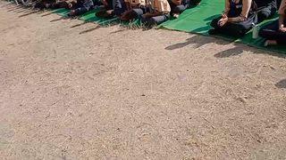 नशा मुक्त भारत—संस्कारों की उस पाठशाला की ओर एक कदम
समाज का भविष्य स्कूलों की चारदीवारी में पनपता है। बच्चे केवल पाठ्यपुस्तक से नहीं, बल्कि आसपास दिखने वाले आचरण, प्रेरणा और वातावरण से सीखते हैं। ऐसे समय में जब नशा नई पीढ़ी के लिए एक मूक खतरे की तरह फैल रहा है, गाडरवारा तहसील के विद्यालयों में आयोजित नशा मुक्त भारत अभियान एक महत्वपूर्ण पहल बनकर उभरा है। ओम शांति प्रजापिता ब्रह्माकुमारी ईश्वरीय विश्वविद्यालय के सहयोगी संस्थान राजयोग एंड रिसर्च फाउंडेशन का मेडिकल विंग जब कुंभकरण की झांकी, प्रेरक वीडियो और आध्यात्मिक संदेशों के साथ न्यू एरा, न्यू एज, आदित्य पब्लिक स्कूल और पी.जी. कॉलेज पहुंचा, तो यह सिर्फ एक कार्यक्रम नहीं था—यह बच्चों के हृदय में बोया गया जागरूकता का बीज था।
कुंभकरण की झांकी ने एक महत्वपूर्ण संकेत दिया—नशा मनुष्य को भीतर से सोता हुआ बना देता है। इच्छाशक्ति समाप्त होती है, लक्ष्य धुंधले हो जाते हैं, और जीवन दिशाहीन। आदरणीय प्रीति दीदी द्वारा कराई गई प्रतिज्ञाएँ उस नींद से जागने का आह्वान थीं—कि स्वयं भी नशे से दूर रहें और परिवार व समाज को भी नशामुक्त बनाने का संकल्प लें।पी.एस. कौरव, प्राचार्य—पी.जी. कॉलेज—ने अपने उद्बोधन में इसी चिंता को स्वर दिया। उन्होंने स्पष्ट कहा कि युवा पीढ़ी को अगर सुरक्षित भविष्य देना है तो उन्हें अभी से सही दिशा में प्रेरित करना होगा। शिक्षा तभी सार्थक है जब वह जीवन को बचाने और संवारने का कार्य करे। आज आवश्यकता केवल अभियानों की नहीं, बल्कि निरंतर प्रेरणा की है—स्कूलों में, घरों में, समाज में। नशे के खिलाफ लड़ाई केवल कानून या अस्पतालों की नहीं है; यह हर परिवार, हर शिक्षक, हर नागरिक की जिम्मेदारी है। यदि यह जागरूकता बच्चों के मन में थोड़ी भी हलचल पैदा करती है, तो यह अभियान सफल माना जाएगा। क्योंकि परिवर्तन हमेशा छोटे कदमों से शुरू होता है—और गाडरवारा से उठाया गया यह कदम आने वाले समय में कई जीवन बचा सकता है।