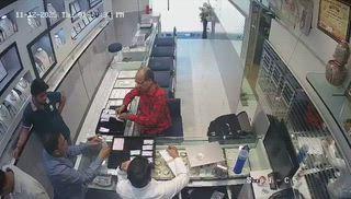 *राजस्थान के कोटा के रामपुरा बाजार स्थित ज्वैलर्स पर ज्वैलरी स्टोन दिखा रहे एक व्यापारी को अचानक हार्ट अटैक आया, शोरूम मालिक ने CPR देकर जान बचाई, यह घटना सीसीटीवी कैमरे में कैद हो गई।*