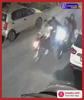 स्कूटी सवार दो महिलाओं से लूट का Live Video लुधियाना के किदवई नगर में दो मोटर साइकिल में सवार लुटेरों ने स्कूटी सवार दो महिलाओं से लूट करने की कोशिश की, लूट की कोशिश नाकाम ! दो महिलाओं की बहादुरी से भागे हथियारबंद लुटेरे. घटना मौके पर लगे CCTV में कैद हो गई.