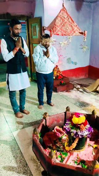 प्रिये शुभचिंतक जेठ भाई राकेश झा जीके संग बाबा जनेश्वरनाथ महादेवक दरवार में उपस्थित भ प्रभुजी के दर्शन करवाक सौभाग्य प्राप्त भेल।
🙏🏻🚩हर हर महादेव🚩🙏🏻