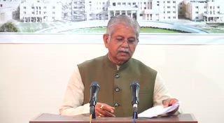 छत्तीसगढ़ के नए विधानसभा के पहले शीतकालीन  सत्र पर पहला प्रश्न लगाया पूर्व विधानसभा अध्यक्ष एवं बिल्हा विधायक धरमलाल कौशिक ने
आज सौमवार की साम 5 बजे बिल्हा विधायक धरम लाल कौशिक जी के निज सचिव से मिली जानकारी अनुसार
*पूर्ववर्ती कांग्रेस सरकार के कार्यकाल में हुई सैनेटरी नैपकिन-वेंडिंग मशीन की खरीदी में अनियमितता पर उठाया सवाल*
*कहा -  पूर्ववर्ती कांग्रेस सरकार कर रही थी छात्राओ/बालिकाओं के स्वास्थ में लापरवाही*
पूर्व विधानसभा अध्यक्ष धरमलाल कौशिक ने नए विधानसभा के पहले सत्र पर पहला प्रश्न लगाया। उन्होंने  विद्यालयों में लगे सैनेटरी नैपकिन, वेडिंग मशीन और डिस्पोजल करने वाली इंसीनरेटर मशीन खरीदी में हुई अनियमितता का जुड़ा मामला उठाया। उन्होनें कहा कि पूर्व मुख्यमंत्री डॉ रमन सिंह जी के द्वारा   सूचिता योजना के तहत बालिकाओं के स्वास्थ्य के दृष्टिकोण से 45 करोड़ के सैनेटरी नैपकिन-वेंडिंग मशीन कि खरीदी की गयी थी जिसे पूर्ववर्ती कांग्रेस सरकार के कार्यकाल के दौरान से खरीदी में गड़बड़ी और मशीनें काम ना करना और  इन मशीनों के स्थापित एवं संधारण में अब तक पर कोई भी ठोस कदम विभाग द्वारा नहीं उठाया गया इसके लिए मंत्री से जांच कराने की मांग की। जिस पर महिला बाल विकास मंत्री लक्ष्मी राजवाड़े द्वारा अपूर्ण जानकारी दी गयी जिसे आगे जानकारी देने की बात कही साथ ही इड मामले पर जांच कराने की बात कही है। 
श्री कौशिक ने कहा कि यह बड़ी चिंता का विषय है कि प्रदेश में माताओं- बहनों व महिलाओं के लिए जो सबसे आवश्यक योजना है पूर्ववर्ती कांग्रेस सरकार ने इस योजना  में भी लापरवाही बर्ती है। श्री कौशिक ने अपने विधानसभा बिल्हा के दो स्कूलों का उदाहरण देते हुए बताया है की बिल्हा विधानसभा स्थित केवल दो स्कूलों की जांच करा दी जाए तो प्रदेश की स्थिति पता चल जाएगी। प्रदेश में ऐसे कई स्कूल है जहाँ सैनेटरी नैपकिन, वेडिंग मशीन खराब पड़ी है जिससे बालिकाओं को सैनेटरी नेपकिन की सुविधा नहीं मिल पा रही है। पूर्ववर्ती कांग्रेस सरकार ने यह सीधा सीधा बालिकाओं के स्वास्थ्य में लापरवाही की है। श्री कौशिक ने कहा कि माननीय मंत्री लक्ष्मी राजवाड़े जी ने इस मामले पर जाँच कराने कि बात कही है, जल्द जल्द से इस मामले पर जाँच होगी और इस अनियमितता पर सुधार किया जाएगा जिससे बालिकाओं को पुनः सुविधा प्राप्त होगी।