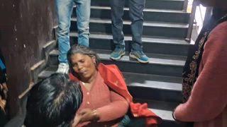 बदायूं न्यूज़----
जनपद बदायूं के जिला महिला अस्पताल के एसएनसीयू वार्ड में बगैर चढ़ावा के नहीं होता उपचार
एसएनसीयू वार्ड के हर स्टाफ को हर शिफ्ट में नवजात की मां-बाप से पैसों की रहती है डिमांड
एसएनसीयू वार्ड में प्राइवेट अस्पताल से ज्यादा महंगा हो गया है बच्चों का उपचार करना
कागजों में हर समय बच्चों के बेड भरे हुए दिखाए जाते हैं
2 हजार रु० देने के बाद तुरंत नवजातों को वैड़ों की व्यवस्था कर दी जाती है
अगर 2 हजार पीड़ित के पास नहीं है तो बेड खाली नहीं है ऐसे कहकर टाल दिया जाता है
2 हजार देने के बाद बच्चे को भर्ती किया जाता है फिर उसके बाद में होता है खेल शुरू
भर्ती नवजात के परिजनों से दुकानों से मंगाया जाता है 600 600 रु०का दूध
जबकि एसएनसीयू वार्ड में सरकार द्वारा दूध और भी सभी चीजें मुफ्त में दी जाती है
एसएनसीयू वार्ड में नवजात के परिजनों से चाय कॉफी और नाश्ते का सामान भी हर शिफ्ट में मंगाया जाता है
हर शिफ्ट के कर्मचारियों को अलग-अलग पैसे नहीं दिए तो परिजनों को डराया और धमकाया जाता है
और परिजनों से कहा जाता है कि बच्चे की हालात सीरियस है रेफर करना पड़ेगा
कल देर रात भी ऐसा ही एक वाकया सामने आया है
9 दिसंबर को भर्ती हुए एक नवजात के परिजनों से पैसों की हुई थी डिमांड
डिमांड पूरी नहीं होने पर नवजात का नहीं किया गया उपचार
1500 रु० की डिमांड नवजात के परिवार वाले नहीं कर पाए पूरी
नवजात को दूध पिलाते समय उसके मुंह से निकलने लगा खून
मुजरिया थाना क्षेत्र के गांव समसपुर का रहने वाला हरवीर ने अपने नवजात को 9 दिसंबर को कराया था एसएनसीयू वार्ड में भर्ती
हरवीर की पत्नी रिया ने दिया था दूसरे बच्चे को प्राइवेट नर्सिंग होम में जन्म
9 दिसंबर को जन्म होने के बाद नवजात की हालत थी बेहद नाजुक
डॉक्टरों की सलाह पर उसे 9 दिसंबर की शाम को कराया गया था एसएनसीयू वार्ड में भर्ती
नवजात की नानी मुन्नी देवी गांव सिसौरा थाना कादरचौक की रहने वाली है वह स्टाफ के सामने गिड़गिड़ाती रही और रोती रही मगर स्टाफ पैसों की डिमांड करता रहा
जिला महिला अस्पताल में दूसरी मंजिल पर 12 बच्चों को भर्ती करने की एसएनसीयू वार्ड में है व्यवस्था
हर भर्ती नवजात के परिजनों से की जाती है वार्ड में पैसों की डिमांड