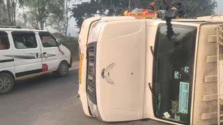 बदायूं
शराब की पेटी से लदी पिकअप हाईवे पर पलटी
बड़ा हादसा टला, चालक और परिचालक बाल-बाल बचे
गाड़ी में लदी लगभग 10 लाख की शराब सुरक्षित बरामद
गाजियाबाद से लखनऊ ले जाई जा रही थी शराब
अलापुर थाना क्षेत्र, इस्लामगंज गांव के पास की घटना