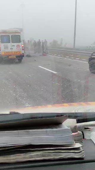 बुंदेलखंड एक्सप्रेसवे पर भीषण हादसा: अस्थि विसर्जन को जा रहे एक ही परिवार के चार लोगों की मौत, तीन गंभीर
हमीरपुर। जिले में रविवार को बुंदेलखंड एक्सप्रेसवे पर हुए एक दर्दनाक सड़क हादसे ने पूरे क्षेत्र को झकझोर कर रख दिया। अस्थि विसर्जन के लिए प्रयागराज जा रहे एक ही परिवार के चार सदस्यों की मौके पर ही मौत हो गई, जबकि तीन अन्य लोग गंभीर रूप से घायल हो गए। घायलों को उपचार के लिए अस्पताल में भर्ती कराया गया है, जहां उनकी हालत नाज़ुक बताई जा रही है।
यह हादसा हमीरपुर–बांदा सीमा पर इचौली गांव के पास बुंदेलखंड एक्सप्रेसवे के 71 नंबर पिलर के समीप उस समय हुआ, जब घने कोहरे के बीच तेज रफ्तार से आ रही एक प्राइवेट बस ने आगे चल रही बोलेरो कार को पीछे से जोरदार टक्कर मार दी। टक्कर इतनी भीषण थी कि बोलेरो के परखच्चे उड़ गए और उसमें सवार लोग बुरी तरह फंस गए।
हादसे की सूचना मिलते ही स्थानीय पुलिस और एक्सप्रेसवे की राहत टीम मौके पर पहुंची। कड़ी मशक्कत के बाद घायलों को वाहन से बाहर निकाला गया और तत्काल एंबुलेंस की मदद से नजदीकी अस्पताल भेजा गया। पुलिस ने मृतकों के शवों को कब्जे में लेकर पंचनामा भरते हुए पोस्टमार्टम के लिए भेज दिया है।
बताया गया कि सभी लोग हाल ही में दिवंगत हुई अपनी मां की अस्थियां विसर्जित करने प्रयागराज जा रहे थे। इस दर्दनाक घटना के बाद परिजनों में कोहराम मचा हुआ है, वहीं गांव और रिश्तेदारों में शोक की लहर दौड़ गई है।
पुलिस के अनुसार प्रथम दृष्टया हादसे का कारण घना कोहरा और तेज रफ्तार माना जा रहा है। बस चालक की तलाश की जा रही है और मामले की जांच जारी है। प्रशासन ने घायलों के समुचित इलाज का आश्वासन दिया है।