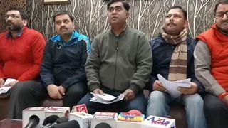 प्रेस विज्ञप्ति
दिनांक: 13.12.2025
स्थान: पटना स्टेट बैंक ऑफ इंडिया स्टाफ एसोसिएशन (एसबीआईएसए), पटना 
सर्कल द्वारा सूचित किया जाता है कि एसबीआईएसए पटना सर्कल का चुनाव संघ के संविधान में निहित प्रावधानों के अनुसार निर्धारित तिथि 14.12.2025 को स्थानीय प्रधान कार्यलय  एसबीआई पटना सुबह 10:00 बजे से शाम 05:00 बजे तक ही सम्पन्न किया जाएगा। 
हाल के दिनों में कुछ व्हाट्सएप समूहों एवं अन्य सोशल मीडिया माध्यमों पर चुनाव की तिथि को लेकर भ्रामक एवं असत्य संदेश प्रसारित किए जा रहे हैं, जिनका एसबीआईएसए से कोई संबंध नहीं है और न ही ऐसे संदेश अधिकृत हैं। 
एसबीआईएसए स्पष्ट रूप से पुनः दोहराता है कि चुनाव की आधिकारिक तिथि 14 दिसंबर 2025 ही है और यह संघ के संविधान के अनुरूप ही निर्धारित की गई है। 
एसबीआईएसए सभी सदस्यों एवं स्टेट बैंक ऑफ इंडिया परिवार के कर्मचारियों से अपील करता है कि केवल आधिकारिक सूचना पर ही विश्वास करें तथा किसी भी प्रकार की अफ़वाहों या असत्य प्रचार से दूर रहें। 
संघ को विश्वास है कि सभी साथियों के सहयोग से चुनाव प्रक्रिया शांतिपूर्ण, निष्पक्ष एवं गरिमामय वातावरण में सम्पन्न होगी। 
जारीकर्ता:
राजू कुमार सिंह
महासचिव 
स्टेट बैंक ऑफ इंडिया स्टाफ एसोसिएशन (एसबीआईएसए)
पटना सर्कल