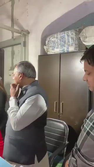 सहारनपुर : मेयर डॉ. अजय कुमार सिंह ने क्लर्क की गर्दन पकड़ी
अजय कुमार सिंह ने क्लर्क की गर्दन पकड़कर घसीटा
क्लर्क सुरेंद्र को गर्दन पकड़ कर धक्का मार निकाला बाहर
मेयर को अजय कुमार सिंह कई शिकायत मिली थी
बर्थ-डेथ सर्टिफिकेट बनवाने को लेकर शिकायतें मिली थी
दौरा करने पहुंचे मेयर को काम में मिली थी कमी