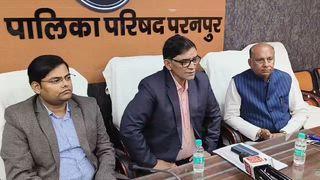 SIR कार्यों की प्रगति पर जिलाधिकारी ने की महत्वपूर्ण बैठक
पूरनपुर।
नगर पालिका परिषद पूरनपुर सभागार में शनिवार को जिलाधिकारी पीलीभीत ज्ञानेंद्र सिंह की अध्यक्षता में SIR कार्यों की समीक्षा बैठक संपन्न हुई। बैठक में नगर के सभी सभासद शामिल हुए।
चालू SIR कार्यों की ग्राउंड रिपोर्ट एसडीएम पूरनपुर अजीत प्रताप सिंह तथा अध्यक्ष नगर पालिका परिषद पूरनपुर शैलेन्द्र गुप्ता ने संयुक्त रूप से प्रस्तुत की।
बैठक में तहसीलदार पूरनपुर आशीष कुमार गुप्ता एवं अधिशासी अधिकारी नगर पालिका पूरनपुर एज़ाज़ अहमद भी उपस्थित रहे।
अधिकारियों और सभासदों ने SIR से संबंधित विभिन्न बिंदुओं पर विस्तृत चर्चा की तथा कार्यों में आ रही समस्याओं को सामने रखा। जिलाधिकारी द्वारा निर्देश दिए गए कि SIR कार्यों को समयबद्ध तरीके से पूरा किया जाए और किसी भी प्रकार की लापरवाही न हो।
सभासदों ने कहा कि नगर में चल रहे SIR कार्यों को गति देने और उन्हें शत–प्रतिशत पूर्ण कराने के लिए प्रशासन को पूरी सहायता प्रदान की जाएगी।
बैठक में नगर पालिका के सभासद, प्रशासनिक अधिकारी, पत्रकार एवं नगर पालिका परिवार के सदस्य मौजूद रहे।