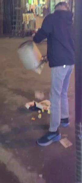 दतिया नगर पालिका परिषद स्वच्छता को लेकर डोर टू डोर कचड़ा उठाने के लिए वाहन चलाए जा रहे। लेकिन जनता जागरूक नहीं है नगर पालिका को ऐसे लोगों के खिलाफ चालानी करना चाहिए....????