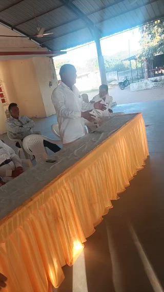 જુનાડીસા ગામે ચાલી રહેલા કથિત ગેરકાયદે ખનન મામલે ગામના સરપંચે ગ્રામસભાની બેઠક દરમિયાન સીધા અને ગંભીર આક્ષેપો કર્યા છે.
સરપંચશ્રીએ ગ્રામજનો સમક્ષ સ્પષ્ટપણે જણાવ્યું છે કે આ ગેરકાયદે પ્રવૃત્તિમાં ખાણ ખનીજ વિભાગના અધિકારીઓની સીધી મિલીભગત છે, 
જેના કારણે ખનન માફિયાઓને છૂટો દોર મળ્યો છે.
ગ્રામસભામાં રજૂ કરાયેલા નિવેદન મુજબ, સરપંચશ્રીએ દાવો કર્યો છે કે જ્યારે તેમણે ખનન પ્રવૃત્તિ બંધ કરાવવાનો પ્રયાસ કર્યો ત્યારે તેમને ખનન માફિયાઓ તરફથી ગર્ભિત ધમકી મળી હતી.
માફિયાઓએ સરપંચને કથિત રીતે કહ્યું હતું કે, "જો તારે 4-5 [ઓછા] કરાવવા હોય તો ખનન બંધ કરાવવા આવજો." આ ધમકી અને અધિકારીઓની કથિત મિલીભગતનો મુદ્દો ગ્રામસભામાં ચર્ચાનું કેન્દ્ર બન્યો હતો.