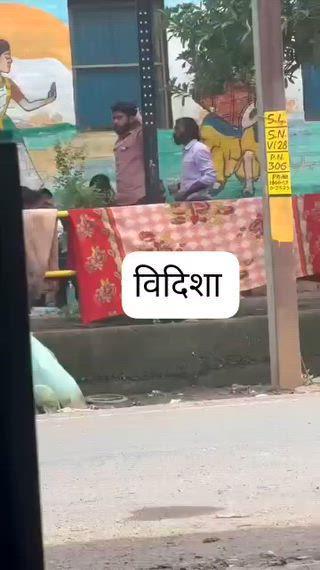 विदिशा मुख चौराहे पर खुलेआम नशा करते हुए नशेड़ी प्रशासन बेखबर