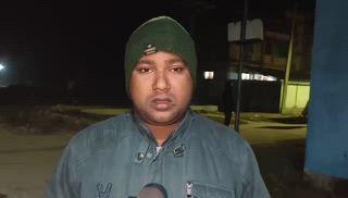 এবার এসআইআর আতঙ্কে তৃণমূলের এক বি.এল.এ-এর হৃদরোগে আক্রান্ত হয়ে মৃত্যুর অভিযোগ উঠল মালদার বৈষ্ণবনগর বিধানসভা এলাকায়। যা নিয়ে আগামী দিনে আন্দোলনে নামার হুঁশিয়ারি দিলেন বৈষ্ণবনগরের তৃণমূল বিধায়ক।জানা গেছে, মৃত বি.এল.এ-এর নাম বরকত সেখ। বয়স ৩২ বছর।বাড়ি মালদার বৈষ্ণবনগর বিধানসভার কালিয়াচক-৩নং ব্লকের বেদরাবাদ গ্রাম পঞ্চায়েতের চকসেহেরদি এলাকায়। তিনি ছিলেন তৃণমূলের বুথ লেভেল এজেন্ট অর্থাৎ বি.এল.এ। তার পরিবারবর্গ সহ গ্রামবাসীদের অভিযোগ, ওই এলাকার শতাধিক ভোটারের ভোটার তালিকায় নাম-পদবিতে গোলমাল ছিল। যা নিয়ে ওই সমস্ত ভোটাররা এসআইআর আবহে ভোটার তালিকা থেকে নাম বাদ পড়ার আতঙ্কে ভুগছিলেন। সেই আতঙ্ক কাজ করছিল তৃণমূলের বি.এল.এ বরকত সেখের মধ্যেও। তাই এই বিষয়ে তিনি সহ কয়েকজন গ্রামবাসী মিলে শুক্রবার বিকালের দিকে কালিয়াচক-৩নং ব্লকের বিডিওর সঙ্গে আলোচনা করতে যান। কিন্তু আলোচনায় বিডিও কোন সদুত্তর দিতে না পারায় উত্তপ্ত বাক্য বিনিময় হয় বলে খবর। এরপর তৃণমূলের বি.এল.এ বরকত সেখ সহ অন্যান্যরা বিডিও অফিস থেকে বেড়িয়ে আসেন। আর বেড়িয়ে আসার পরপরই তৃণমূলের বি.এল.এ বরকত সেখ হঠাৎ করেই হৃদরোগে আক্রান্ত হয় বলে খবর। সঙ্গে সঙ্গে তাকে বেদরাবাদ গ্রামীণ হাসপাতালে নিয়ে যাওয়া হয়। কিন্তু চিকিৎসক মৃত বলে ঘোষণা করেন। এই মৃত্যুর জন্য মৃতের পরিবারবর্গ সহ গ্রামবাসীরা এস.আইআর আতঙ্কে মৃত্যুর অভিযোগ তোলেন। একই অভিযোগ করেন বৈষ্ণবনগরের তৃণমূল বিধায়ক চন্দনা সরকারও। তিনি গোটা ঘটনা নিয়ে আগামী দিনে নির্বাচন কমিশনের বিরুদ্ধে আন্দোলনে নামার হুঁশিয়ারি দেন।