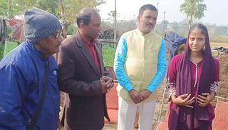 झरपो की बेटी आलिया परवीन का एयर फोर्स में चयन, पेलावल विकास मंच ने किया सम्मानित
साधारण परिवार से देश की सेवा तक का सफर; हजारीबाग की छात्रा 29 दिसंबर को बेलगाम में प्रशिक्षण के लिए करेंगी रिपोर्टिंग
हजारीबाग | टाटीझरिया अंचल के झरपो गांव की बेटी आलिया परवीन ने भारतीय वायुसेना में चयनित होकर न केवल अपने परिवार बल्कि पूरे क्षेत्र और राज्य को गौरवान्वित किया है। इस उपलब्धि पर पेलावल विकास मंच की ओर से झरपो पहुंचकर उन्हें सम्मानित किया गया।
आलिया परवीन, संत कोलंबस कॉलेज की स्नातक सेमेस्टर-4 की छात्रा हैं। उनकी प्रारंभिक शिक्षा झरपो स्थित नव प्राथमिक विद्यालय, भुइयां टोली से हुई, जबकि मैट्रिक की पढ़ाई यू.एन. हाई स्कूल से पूरी की। सीमित संसाधनों के बावजूद आलिया ने कठिन परिश्रम और दृढ़ संकल्प के बल पर यह मुकाम हासिल किया है।
आलिया के पिता रशीद मियां दिल्ली में निजी वाहन चालक हैं, जबकि भाई शमीम अंसारी बीएससी पूर्ण कर प्रतियोगी परीक्षाओं की तैयारी में जुटे हैं। आलिया आगामी 29 दिसंबर 2025 को कर्नाटक के बेलगाम में छह माह के प्रशिक्षण हेतु रिपोर्टिंग करेंगी, जिसके बाद उनकी पोस्टिंग निर्धारित की जाएगी।
सम्मान समारोह में झरपो के मुखिया शिबू प्रसाद सोनी, मंच के संरक्षक डॉ. ए.के. मेहता, संस्थापक सह अध्यक्ष एम. हक भारती, उपाध्यक्ष सुधीर ठाकुर, कोषाध्यक्ष चंद्रशेखर शर्मा, उप सचिव इंजमामुल हक भारती एवं सदस्य आसिफ अली उपस्थित रहे। इस अवसर पर आलिया की मां अफसाना खातून, भाई शमीम अंसारी, रक्तवीर रंजीत कुमार सहित गांव-मुहल्ले के कई गणमान्य लोग भी मौजूद थे।
सभी उपस्थित लोगों ने आलिया को “गुदड़ी में लाल” बताते हुए उनकी सफलता को क्षेत्र की बेटियों के लिए प्रेरणास्रोत बताया और उज्ज्वल भविष्य के लिए हार्दिक बधाई एवं शुभकामनाएं दीं।
#JharkhandKiBeti #AirForceSelection
#PrideOfHazaribagh #GaonSeDeshTak
#GuddhiMeLaal #PelawalVikasManch 
Hazaribagh news DC Hazaribagh Hemant Soren M Haque Bharti Inzmamul Haque Bharti