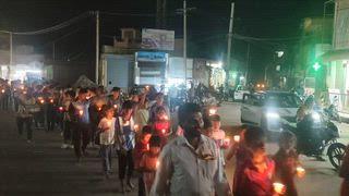 ಹನೂರಿನಲ್ಲಿ ಡಾ. ಬಿ ಆರ್ ಅಂಬೇಡ್ಕರ್ ಪರಿನಿರ್ವಾಣ ಕಾರ್ಯಕ್ರಮ.
ಹನೂರು : ಈ ದೇಶ ಕಂಡಂತಹ ಮಹಾನ್ ಚೇತನ ಹಾಗೂ ಇಡೀ ಮನುಕುಲದ ಸಮಾಜಕ್ಕೆ ನ್ಯಾಯ ಒದಗಿಸಿ ಕೊಟ್ಟಂತಹ ವಿಶ್ವ ನಾಯಕ ಬಾಬಾ ಸಾಹೇಬ್ ಅಂಬೇಡ್ಕರ್ ರವರು ಇಡೀ ದೇಶಕ್ಕೆ ಮಾದರಿ ನಾಯಕ ಎಂದು ಶಾಸಕ ಎಂ ಆರ್ ಮಂಜುನಾಥ್ ತಿಳಿಸಿದರು.
ಪಟ್ಟಣದ ಬಾಬಾ ಸಾಹೇಬ ಅಂಬೇಡ್ಕರ್ ರವರ ಪರಿನಿರ್ವಾಣ ದಿನದ ಪ್ರಯುಕ್ತ ಅಂಬೇಡ್ಕರ್ ವೃತ್ತದ ಬಳಿ ಹಮ್ಮಿಕೊಂಡಿದ್ದ ಪರಿನಿರ್ವಾಣ ಕಾರ್ಯಕ್ರಮದಲ್ಲಿ  ಅಂಬೇಡ್ಕರ್ ಭಾವಚಿತ್ರಕ್ಕೆ ಪುಷ್ಪಾರ್ಚನೆ ಮಾಡಿ ನಮನಗಳನ್ನು ಸಲ್ಲಿಸಿ ನಂತರ ಮಾತನಾಡಿದರು.
ಈ ಸಮಾಜದಲ್ಲಿ ಶೋಷಣೆಗೆ ಒಳಗಾದವರು ಹಾಗೂ ದೌರ್ಜನ್ಯಕ್ಕೆ ಒಳಗಾದವರ ಪರವಾಗಿ ಧ್ವನಿ ಎತ್ತಿದ ಅವರಿಗೆ ನ್ಯಾಯ ಕೊಡಿಸಿದ ಮಹಾನ್ ಚೇತನ.  ಇಂತಹ ನಾಯಕನ ಪರಿಶ್ರಮದ ಫಲವಾಗಿ ಸಂವಿಧಾನ  ಜಾರಿಗೆ ಬಂದು,  ಪ್ರಸ್ತುತ ಸಮಾಜದ ಕಟ್ಟ ಕಡೆಯ  ವ್ಯಕ್ತಿ ಕೂಡ ಅಧಿಕಾರಿ ಚಲಾವಣೆ ಮಾಡುವಂತಾಗಿದೆ. ಸಮಾಜದಲ್ಲಿ ಎಲ್ಲರೂ ಒಂದೇ ಎಂಬ ಮನೋಭಾವನೆ ಬಿತ್ತಿ ಬೆಳೆದ ವ್ಯಕ್ತಿ ಇಂತಹ ಮಹಾನಾಯಕನ ಪಡೆದ ಭಾರತ ದೇಶವೆ ಧನ್ಯ ಎಂದರು.
ಮೊoಬತ್ತಿ ಬೆಳಗಿಸಿ ಮೆರವಣಿಗೆ : ಬಾಬಾ ಸಾಹೇಬರನ್ನು ಕಳೆದುಕೊಂಡoತಹ ಈ ದಿನವನ್ನು ಕಪ್ಪು ದಿನ ಎಂದು ಆಚರಣೆ ಮಾಡಲಾಗುತ್ತದೆ. ಹಾಗಾಗಿ ರಾತ್ರಿ ಮೊoಬತ್ತಿ ಹಿಡಿದು ಅಂಬೇಡ್ಕರ್ ಭವನ ದಿಂದ ಖಾಸಗಿ ಬಸ್ ನಿಲ್ದಾಣದವರೆಗೆ ಜಾಥಾ ಮಾಡುವ ಮೂಲಕ ಬಾಬಾ ಸಾಹೇಬರಿಗೆ ನಮನಗಳನ್ನು ಎಲ್ಲರೂ ಸಲ್ಲಿಸಿದರು.
ಇದೇ ಸಮಯದಲ್ಲಿ ಪಟ್ಟಣ ಪಂಚಾಯತಿ ಮಾಜಿ ಸದಸ್ಯರಾದ ಸಿದ್ದರಾಜು, ಗೌತಮ್ ಶಾಲೆಯ ಕಾರ್ಯದರ್ಶಿ  ರವೀಂದ್ರ, ಯಜಮಾನರುಗಳಾದ ಮಹೇಶ್, ಮಹಾದೇವಯ್ಯ,ಪುಟ್ಟರಾಜು, ಮುಖಂಡರುಗಳಾದ 
ಮಂಜೇಶ್ ಗೌಡ,ಚಿನ್ನವೆಂಕಟ್,ವಿಜಯ್ ಕುಮಾರ್,ಗೋಪಾಲ್ ನಾಯಕ,ಎಸ್. ಆರ್ ಮಹದೇವ್, ವೆಂಕಟೇಶ್, ನಾಗರಾಜು, ಮಧು ಸೇರಿದಂತೆ ವಿವಿಧ ಸಮುದಾಯದ ಮುಖಂಡರುಗಳು ಹಾಜರಿದ್ದರು.