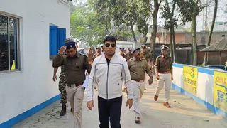 এবার হরিশ্চন্দ্রপুর থানায় প্রথমবার মালদার নবনিযুক্ত পুলিশ সুপার। সমগ্র থানা চত্বর পরিদর্শন করলেন। সাক্ষাৎ করলেন পুলিশকর্তাদের সঙ্গে। আলোচনা করলেন বিভিন্ন বিষয় নিয়ে। মালদা জেলার পুলিশ সুপার হিসেবে দায়িত্বভার গ্রহণ করার পর বৃহস্পতিবারই প্রথম হরিশ্চন্দ্রপুর থানায় আসেন মালদার নবনিযুক্ত পুলিশ সুপার অভিজিৎ বন্দ্যোপাধ্যায়। যিনি এর আগে পুরুলিয়ার পুলিশ সুপার ছিলেন। প্রদীপ কুমার যাদবের জায়গায় স্থলাভিষিক্ত হয়েছেন। এদিন পুলিশ সুপারের সঙ্গে ছিলেন মহকুমা পুলিশ আধিকারিক সোমনাথ সাহা, হরিশ্চন্দ্রপুর থানার আইসি মনোজিৎ সরকার। থানার প্রত্যেকের সঙ্গে পরিচয় করেন পুলিশ সুপার। সমগ্র থানা চত্বর পরিদর্শন করেন। থানা সংলগ্ন কালী মন্দিরে গিয়ে দেবী প্রণাম করেন।এদিন নতুন পুলিশ সুপারকে দেখতে থানার বাইরে ভিড় জমিয়ে ছিল আশেপাশে থাকা মানুষ। সামনে বিধানসভা নির্বাচন। সাম্প্রতিককালে মালদার একাধিক অপরাধে বিহার যোগ উঠে এসেছে। হরিশ্চন্দ্রপুর বিহার সংলগ্ন।এই পরিস্থিতিতে এলাকার নিরাপত্তা ব্যবস্থা আরও কতটা আটোসাটো করা যায়। নাকা চেক পয়েন্ট গুলোতে কিভাবে আরো নিরাপত্তা বাড়ানো যায়। এই বিভিন্ন দিকগুলো নিয়ে আলোচনা করেন পুলিশ সুপার।