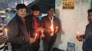 कैंडल मार्च प्रांशु वर्मा संवाददाता नीमगांव खीरी 
नीमगांव खीरी। लखीमपुर खीरी जिले के पलिया थाना क्षेत्र के पत्रकार अभिजीत मिश्रा रजत की मौत पर शोक जताते हुए कस्बें में सोमवार को पत्रकारों ने कैंडल मार्च निकाला,पत्रकारों ने पीड़ित के परिजनों को आर्थिक मदद की मांग करते हुए मृतक की आत्मा की शांति के लिये दो मिनट मौन रखा।