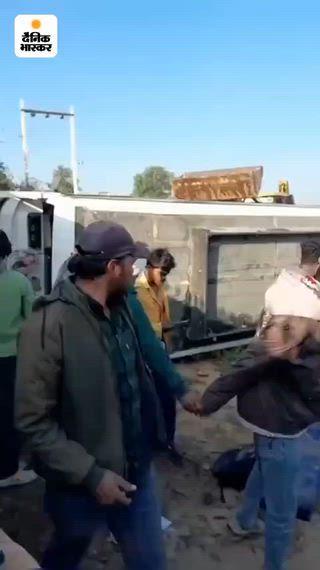 *भीलवाड़ा हरिपुरा के पास में ओवरटेक के चक्कर में बस पलटी:* तेज स्पीड के चलते हुई बेकाबू, 
2 दर्जन से ज्यादा यात्री चोटिल- घायलों को रैफर किया