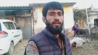 जासमा रोड भोपाल सागर में लाचार गौ व बच्चे पर कुत्तों का  हमला
भोपालसागर क्षेत्र के जासमा रोड पर बीती रात आवारा कुत्तों के झुंड ने एक  गौ एवं बछड़े पर अचानक हमला कर दिया। कुत्तों ने गौ को बुरी तरह नोच-नोच कर घायल कर दिया, जिससे उसकी दर्दनाक मौत हो गई।
स्थानीय ग्रामीणों ने बताया की कुत्तों ने गौ के शरीर को बुरी तरह क्षत-विक्षत कर दिया और उसके अंग बाहर निकल आए। घटना की जानकारी मिलते ही इस स्थान पर ग्रामीणों का जमावडा लग गया गौ का अंतिम संस्कार कराया गया वही लोगो का कहना है आवारा कुत्तों की बढ़ती संख्या से न केवल पशु बल्कि आम नागरिक भी सुरक्षित नहीं हैं।
स्थानीय लोगों ने प्रशासन से तत्काल कार्रवाई, आवारा कुत्तों पर नियंत्रण और गौवंश सुरक्षा की मांग की है।
ग्रामीणों का झलका दर्द:  घटना स्थल के करीबी ग्रामीणों का कहना है की गौ पालक अपनी गाय को खुला छोड़ देते जिससे उनके मालिक होने के बावजूद वह गोवंश आवारा पशुओ की भाती भटकती है जब तक की वह पुनः बच्चे को जन्म नहीं दे देती ऐसी मानसिकता वाले लोगो को अपने गौ वश को हर स्थिति मे पालने का आग्रह किया व ऐसी घटना दोहराई नहीं जाये इसके लिए प्रयास करने की अपील की गयी।
गौमाता की रक्षा केवल धर्म नहीं, हमारी सामाजिक जिम्मेदारी भी है