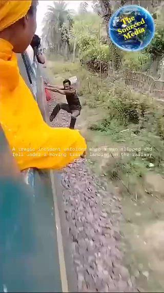 बांग्लादेश में एक दुखद घटना घटी जब एक व्यक्ति चलती ट्रेन में चढ़ने की कोशिश में फिसल गया और डिब्बों के बीच फँसकर प्लेटफ़ॉर्म से पटरी पर गिर गया। यह स्पष्ट नहीं है कि उसे कोई चोट लगी है या नहीं, क्योंकि उसकी हालत के बारे में कोई आधिकारिक रिपोर्ट जारी नहीं की गई है।