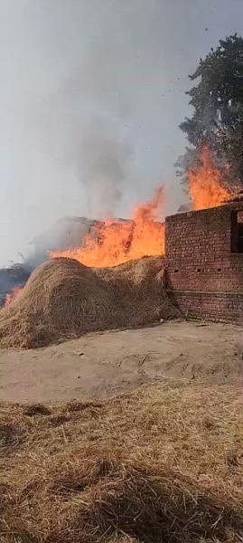 सिसई : *सोगड़ा कुधादामर में पुआल की गांज में लगी आग की चपेट में आने एस्बेस्टस का घर धू धू कर जलकर राख हो गया; घर में रखे सभी सामान जलकर हुआ राख* 
*ग्रामीणों के सहयोग से आग को बुझाया गया* 
सिसई (गुमला)। प्रखण्ड क्षेत्र के पंडरिया पंचायत अंतर्गत सोगड़ा कुधादामार गांव में पुआल की गांज में आग लगने से चपेट में आकर एस्बेस्टस घर भी जलकर राख हो गया। जिससे घर में रखे सभी सामान जल गए। 
प्राप्त जानकारी के अनुसार कुधादामर निवासी समेश्वर साहु, पिता स्व हानू साहु का घर के पास रखे पुआल की गांज पर आग लग गया और एस्बेस्टस से बने घर भी जल गया। पीड़ित ने बताया कि गांव का ही एक छोटे बच्चे ने आग लगाया था जिस समय पुआल में आग लगा उस समय परिवार के सभी लोग घर पर नहीं थे। आग लगने से नया दरवाजा बनाने के लिए रखे चार दरवाजा का पल्ला, ठंडियां, चौखट जलकर राख हो गया साथ ही घर में रह रहे कुत्ता के चार बच्चे भी जल गए।
सूचना मिलने के बाद आग बुझाने के लिए आ रही अग्नि शमन की गाड़ी रास्ता नहीं होने के कारण महुआटोली में फंस गई। उसके बाद ग्रामीणों के सहयोग से पानी मशीन के द्वारा आग को बुझाया गया।
घटना की सूचना मिलने पर अंचलाधिकारी अशोक बड़ाइक और पंडरिया पंचायत के पंचायत सचिव गांव पहुंचे और पीड़ित परिवार को हर सम्भव सहयोग करने का आश्वासन दिया।