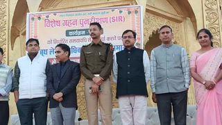 बूथ लेवल अधिकारियों का सम्मान समारोह लाड़ पैलेस में आयोजित
प्रशासन विधानसभा क्षेत्र, लालसोट ने निर्वाचन आयोग द्वारा जारी मतदाता सूची का 
विशेष गहन पुनरीक्षण (SIR)
कार्यक्रम – 2026
को निर्धारित समयावधि से पूर्व पूर्ण करने पर
बूथ लेवल अधिकारी सम्मान समारोह  लाड पैलेस में आयोजित
एसडीएम विजेंद्र कुमार मीणा, तहसील लालसोट राजेंद्र मीणा, तहसीलदार राहुवास महेश चन्द शर्मा , एसडीएम रामगढ़ पचवारा बद्री प्रसाद मीणा, डिप्टी  एसपी दिलीप मीणा, निरर्झना तहसीलदार सीमा घुणावत सहित बड़ी संख्या में  सुपरवाइजर व बीएलओ मौजूद।