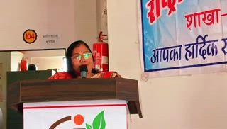 दौसा में राष्ट्रीय कवि चौपाल की 70वीं मासिक काव्य गोष्ठी का हुआ विशाल आयोजन* 
“डॉ. कवि कृष्ण कुमार सैनी और डॉ. अशोक खेड़ला को मिला चौपाल महारत्न सम्मान”
कवियों ने वीर रस, श्रृंगार रस और हास्य रस की रचनाओं से लूटी वाहवाही 
दौसा।   राष्ट्रीय कवि चौपाल, दौसा के तत्वावधान में 70वीं मासिक काव्य गोष्ठी का आयोजन अपेक्स महाविद्यालय, लालसोट रोड, दौसा में सफलतापूर्वक संपन्न हुआ। कार्यक्रम के मुख्य अतिथि सुशील शर्मा पूर्व जिला शिक्षा अधिकारी रहे तथा अध्यक्षता वरिष्ठ साहित्यकार गोपाल टेलर ने की।  विशिष्ट अतिथि जगदीश प्रसाद बैरवा संयुक्त परिवहन आयुक्त जयपुर, एडवोकेट रमेश चन्द सैनी निदेशक अपेक्स महाविद्यालय रहे। 
कार्यक्रम का शुभारम्भ अतिथियों के कर कमलों द्वारा वीणापाणी माँ शारदे के चित्र के समक्ष माल्यार्पण एवं दीप प्रज्ज्वलन के साथ हुआ। सरस्वती वंदना का सुमधुर गायन डॉ. बृजमोहन मीणा द्वारा प्रस्तुत किया गया, जिससे वातावरण भक्तिमय हो गया। मुख्यातिथि सुशील शर्मा ने कहा कि राष्ट्रीय कवि चौपाल संस्था द्वारा साहित्य के क्षेत्र में प्रतिभाओं को मंच प्रदान किया जा रहा है।
अध्यक्षीय उद्बोधन में गोपाल टेलर ने साहित्य की सामाजिक भूमिका पर प्रकाश डालते हुए सभी रचनाकारों का उत्साहवर्धन किया।
गोष्ठी में राष्ट्रीय कवि चौपाल के अध्यक्ष कवि कृष्ण कुमार सैनी एवं संस्था के सलाहकार तथा प्रख्यात मिमिक्री कलाकार अशोक खेड़ला को डॉक्टरेट की मानद उपाधि प्राप्त होने के उपलक्ष्य में “चौपाल महारत्न सम्मान–2025” से सम्मानित किया गया। 
काव्य गोष्ठी में शिवचरण भंडाना ने “लक्ष्मी का मन चंचल है…”, रामबाबू ज्योति ने “नाम परीक्षा का सुनते ही…”,  तेजप्रकाश तेजस्वी ने “मैं ही किश्ती मैं ही किनारा था…”, प्रजापति कवि दिनेश तूफानी ने “मुझको प्रिय वह बृजभान किशोरी” छंद, बुद्धिप्रकाश महावर ने श्रृंगार रस की कविता सुनाई.....,  सुनीता वर्मा ने “जीवन पर अधिकार सभी का…”, पेंटर सूरज सिंह महावर ने “हाँ वो बहन है मेरी…”, केदार प्रसाद आभानेरी ने “लक्ष्य ध्यान रखे मनोयोग से…” तथा पंडित कैलाश दुबे ने “बना लो गीता जीवन गीत…” , अनोखी सरगम ने “तू मेरे दिल में रहता है…”, राजेन्द्र कुमार बैरवा ने “तेरा काजल मुझे पागल…”, प्रेरणापुंज अशोक कुवाल ने तनाव मुक्त जीवन पर रचना सुनाकर श्रोताओं का दिल जीत लिया।  कार्यक्रम में महेश पारीक, सरदार सिंह गुर्जर, अनिल कुमार सैनी,  नरेन्द्र कुमार भंडारी, गजेन्द्र शर्मा, विनोद गौड़, रामकरण मीना थुमडी, संदीप छीपा सहित अन्य कवियों ने भी बेहतरीन प्रस्तुति दी।
काव्य गोष्ठी में प्रस्तुत कविताएँ सामाजिक, राष्ट्रीय, हास्य-व्यंग्य एवं शृंगार रस से ओत-प्रोत रही, जिन्हें श्रोताओं ने खूब सराहा। सभागार देर तक तालियों की गूंज से गूंजता रहा और साहित्यिक ऊर्जा से सराबोर हो उठा।  
कार्यक्रम का मंच संचालन संस्था महासचिव कवि कैलाश सुमा द्वारा किया गया।
अंत में कार्यक्रम संयोजक डॉ. कवि कृष्ण कुमार सैनी ने पधारे हुए अतिथियों एवं साहित्यकारों का आभार एवं धन्यवाद ज्ञापन दिया।