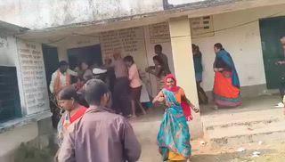 नौडीहा बाजार: अक्सर विवाद में रहने वाले भीतीहरवा प्राथमिक  स्कूल के प्रभारी प्रधानाध्यापक विश्वनाथ यादव और स्थानीय ग्रामीणों के साथ मारपीट, 
ट्रांसफर होने के बाद भी दूसरे को प्रभार नहीं देना , शिक्षक के खिलाफ प्रमुख से लेकर स्थानीय ग्रामीण दे चुके हैं आवेदन,स्कूल के समान को निजी कार्य में लेना , अपने मन से स्कूल चलना बंद करना, माध्यन भोजन नहीं चलना ऐसे अनेक कार्य प्रणाली ठीक नहीं होने के चलते वहां की जनता अधिकारी का चक्कर लगाते लगाते थक गए , अंत में दे दाना दन शुरू, अगर शिक्षा विभाग ऐक्टिव होता तो ये नहीं होता।
हो रहा हैं वीडियो वायरल 👇👇
#palamunews #sspnewspalamu #LocalNews #BreakingNews #Chandan #Banka