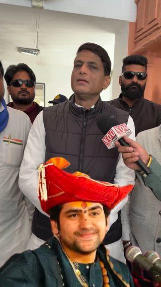 “धीरेंद्र शास्त्री BJP के एजेंट हैं: दामोदर यादव” आज़ाद समाज पार्टी के नेता दामोदर यादव ने बागेश्वर बाबा धीरेंद्र कृष्ण शास्त्री को बीजेपी का एजेंट बताया। उन्होंने कहा कि “जहाँ चुनाव होता है, शास्त्री वहीं पहुँच जाते हैं, और हमेशा बीजेपी को अप्रत्यक्ष लाभ पहुँचाने का काम करते हैं।” #gwalior #dhirend...