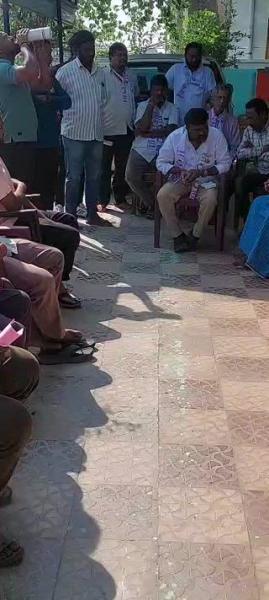 అభివృద్ధికి అందరూ సహకరించాలి 
జన్నారం మండలంలోని పోన్కల్ గ్రామ అభివృద్ధికి అందరూ సహకరించాలని సర్పంచ్ అభ్యర్థి జక్కు సుష్మ భూమేష్, మాజీ సర్పంచ్ జక్కు భూమేష్ కోరారు. స్థానిక సంస్థల ఎన్నికల ప్రచారంలో భాగంగా ఆదివారం గ్రామంలోని పలు కాలనీలలో వారు ఎన్నికల ప్రచారం నిర్వహించారు. గ్రామ అభివృద్ధి కోసం ఎన్నికల్లో పోటీ చేస్తున్నామని, రోడ్లు, డ్రైనేజీలు మౌలిక సౌకర్యాలు కల్పించేందుకు కృషి చేద్దామన్నారు. ప్రజలతో మమేకమై అభివృద్ధి చేయడమే తన లక్ష్యమని, తమను ఎన్నికల్లో గెలిపించాలని వారు కోరారు. ఈ కార్యక్రమంలో పలువురు పాల్గొన్నారు.