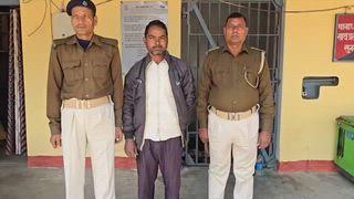 सुगौली पुलिस ने मिली सूचना के आधार पर 80 लीटर देशी चुलाई शराब के साथ एक कारोबारी को किया गिरफ्तार।