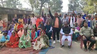 घाघरा ब्लॉक परिसर स्थित श्री हनुमान मंदिर में तोड़फोड़ के विरोध में हिंदू संगठनों ने घाघरा में किया सड़क जाम, दोषियों पर कार्रवाई की मांग