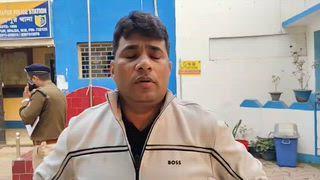 এবার হরিশ্চন্দ্রপুর থানায় প্রথমবার মালদার নবনিযুক্ত পুলিশ সুপার। সমগ্র থানা চত্বর পরিদর্শন করলেন। সাক্ষাৎ করলেন পুলিশকর্তাদের সঙ্গে। আলোচনা করলেন বিভিন্ন বিষয় নিয়ে। মালদা জেলার পুলিশ সুপার হিসেবে দায়িত্বভার গ্রহণ করার পর বৃহস্পতিবারই প্রথম হরিশ্চন্দ্রপুর থানায় আসেন মালদার নবনিযুক্ত পুলিশ সুপার অভিজিৎ বন্দ্যোপাধ্যায়। যিনি এর আগে পুরুলিয়ার পুলিশ সুপার ছিলেন। প্রদীপ কুমার যাদবের জায়গায় স্থলাভিষিক্ত হয়েছেন। এদিন পুলিশ সুপারের সঙ্গে ছিলেন মহকুমা পুলিশ আধিকারিক সোমনাথ সাহা, হরিশ্চন্দ্রপুর থানার আইসি মনোজিৎ সরকার। থানার প্রত্যেকের সঙ্গে পরিচয় করেন পুলিশ সুপার। সমগ্র থানা চত্বর পরিদর্শন করেন। থানা সংলগ্ন কালী মন্দিরে গিয়ে দেবী প্রণাম করেন।এদিন নতুন পুলিশ সুপারকে দেখতে থানার বাইরে ভিড় জমিয়ে ছিল আশেপাশে থাকা মানুষ। সামনে বিধানসভা নির্বাচন। সাম্প্রতিককালে মালদার একাধিক অপরাধে বিহার যোগ উঠে এসেছে। হরিশ্চন্দ্রপুর বিহার সংলগ্ন।এই পরিস্থিতিতে এলাকার নিরাপত্তা ব্যবস্থা আরও কতটা আটোসাটো করা যায়। নাকা চেক পয়েন্ট গুলোতে কিভাবে আরো নিরাপত্তা বাড়ানো যায়। এই বিভিন্ন দিকগুলো নিয়ে আলোচনা করেন পুলিশ সুপার।