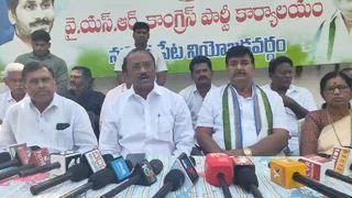 మెడికల్ కాలేజీల ప్రైవేటీకరణపై వైఎస్సార్‌సీపీ పోరు ఉధృతం
ప్రభుత్వ మెడికల్ కళాశాలలను ప్రైవేటు పరం చేయడాన్ని వ్యతిరేకిస్తూ వైఎస్సార్‌సీపీ చేపట్టిన కోటి సంతకాల సేకరణ ఉద్యమం తుది దశకు చేరుకుంది. ఈ పోరాటంలో భాగంగా, శ్రీకాకుళం జిల్లాలోని నరసన్నపేట నియోజకవర్గం నుంచి ఏకంగా 59,000 సంతకాలను సేకరించినట్లు పార్టీ వర్గాలు వెల్లడించాయి. జిల్లా పార్టీ అధ్యక్షుడు ధర్మాన కృష్ణదాస్, జిల్లా పరిశీలకుడు కుంబా రవిబాబు నేతృత్వంలో మంగళవారం నరసన్నపేట, ఆమదాల వలస, శ్రీకాకుళం నియోజకవర్గాల్లో పెద్ద ఎత్తున సంతకాల సేకరణ కార్యక్రమం నిర్వహించారు. సంతకాలు సేకరించిన కాగితాలను భద్రపరిచే ఈ సందర్భంగా ప్రదర్శించారు.  ఈ కార్యక్రమంలో కార్యకర్తలు ఉత్సాహంగా పాల్గొని నిరసనను తెలియజేశారు. ఈ సందర్భంగా కృష్ణదాస్ మాట్లాడుతూ... ప్రభుత్వ మెడికల్ కాలేజీల ప్రైవేటీకరణపై వెనక్కి తగ్గేది లేదని స్పష్టం చేస్తూ, ధాన్యం కొనుగోలు కేంద్రాలను వెంటనే ప్రారంభించి రైతును ఆదుకోవాలని, అలాగే 'సూపర్ సిక్స్' హామీలు, ఉద్యోగుల బకాయిలను విడుదల చేయాలని ప్రభుత్వాన్ని డిమాండ్ చేశారు.
సేకరించిన సంతకాల పత్రాలను జిల్లా కేంద్రాల నుండి పార్టీ కేంద్ర కార్యాలయానికి పంపించే కార్యక్రమాన్ని 15వ తేదీన పెద్ద ఎత్తున ర్యాలీ నిర్వహించి చేపట్టాలని నిర్ణయించారు. ఈ సందర్భంగా జిల్లా కేంద్రంలోని పార్టీ కార్యాలయం నుండి జరగబోయే కార్యక్రమాలను జయప్రదం చేయాలని కృష్ణదాస్ కార్యకర్తలకు పిలుపునిచ్చారు. అనంతరం, గౌరవ పార్టీ అధ్యక్షులు శ్రీ వైయస్‌ జగన్‌ మోహన్‌ రెడ్డి గారి నేతృత్వంలో ఈ కోటి సంతకాల పత్రాలను ఈ నెల 17వ తేదీన సాయంత్రం 4 గంటలకు గవర్నర్‌ గారికి అందజేయడం జరుగుతుందని తెలిపారు. అలాగే వై ఎస్ భారతి రెడ్డి గారి జన్మదిన సందర్భంగా పార్టీ కార్యాలయంలో మహిళా నాయకుల ఆధ్వర్యంలో కేకును  కట్ చేశారు .